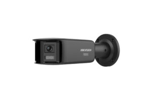 Eine schwarze Überwachungskamera von Hikvision, seitlich an einer Wandhalterung montiert.