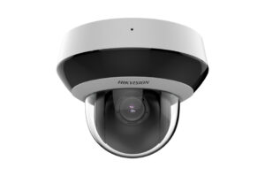 Überwachungskamera mit weißem Gehäuse und sichtbarem Objektiv, darauf steht „Hikvision“.