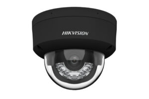 Schwarze Überwachungskamera von Hikvision mit kuppelförmigem Design und sichtbarem Objektiv.
