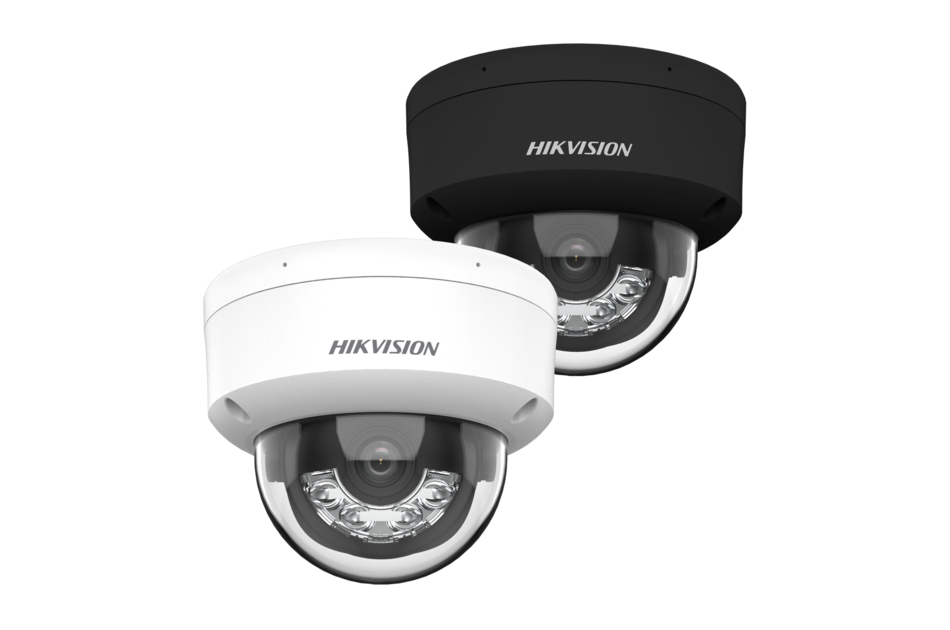 Zwei Überwachungskameras von Hikvision, eine schwarze und eine weiße, nebeneinander dargestellt.