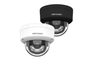 Zwei Kameras von Hikvision, eine in Schwarz und eine in Weiß, mit kuppelförmigem Design.