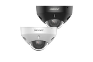 Zwei Überwachungskameras, eine schwarz und eine weiß, mit der Aufschrift "HIKVISION" auf der Vorderseite.