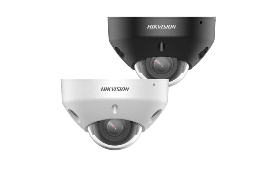 Zwei schwarze und weiße Überwachungskameras der Marke Hikvision, nebeneinander angeordnet.