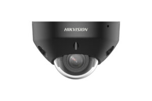 Schwarze Überwachungskamera von Hikvision mit einer durchsichtigen Kuppel, frontal betrachtet.
