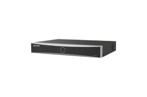 Ein schwarzer DVR-Recorder mit grauen Akzenten, Vorderansicht.