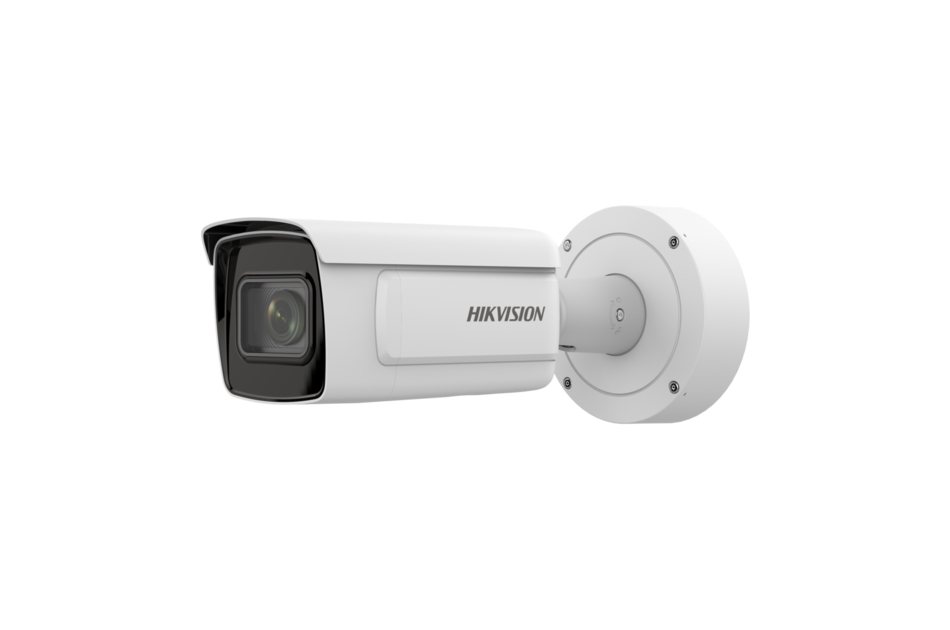 Weiße Überwachungskamera von Hikvision mit rechteckigem Gehäuse, an der Wand montiert.