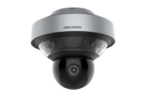 Überwachungskamera von Hikvision mit Kuppeldesign und mehreren Linsen, aus einer unteren Perspektive betrachtet.