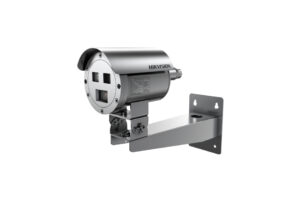 Überwachungskamera mit rundem Gehäuse, montiert auf einer Wandhalterung, Markenname "Hikvision" sichtbar.