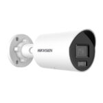 Weiße Überwachungskamera von Hikvision mit zylindrischem Gehäuse und Wandhalterung.