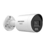 Weiße Überwachungskamera der Marke Hikvision mit zylindrischem Gehäuse und Objektiv auf der Vorderseite.