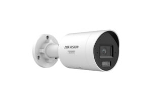 Weiße Überwachungskamera der Marke Hikvision mit zylindrischem Gehäuse und Objektiv auf der Vorderseite.
