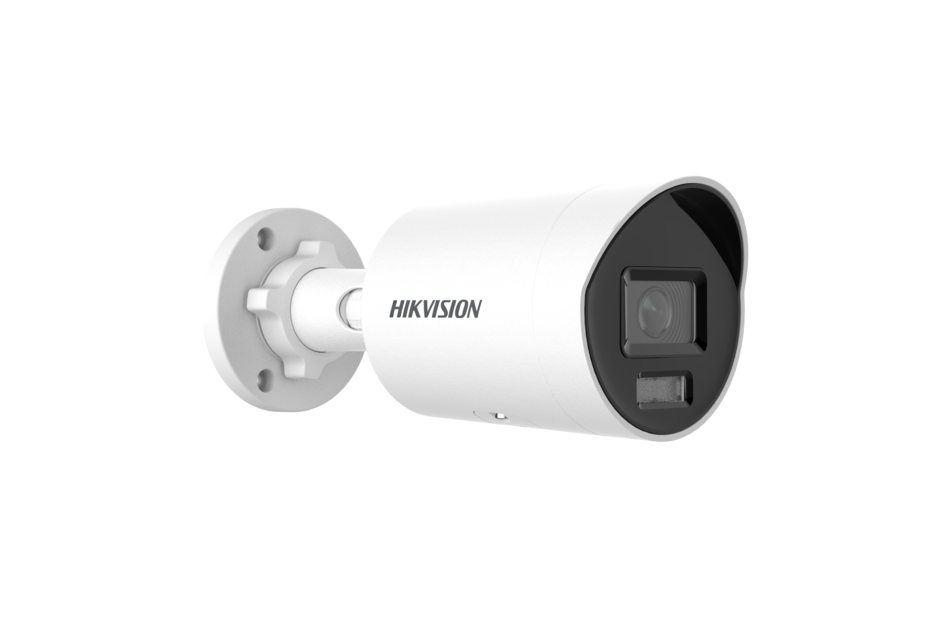 Weiße Überwachungskamera mit der Aufschrift "Hikvision", montiert auf einer Wandhalterung.