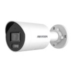 Weiße Überwachungskamera von Hikvision mit zylindrischer Form und Wandhalterung.