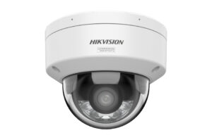 Weiße Überwachungskamera mit dem Logo "Hikvision" und Hinweis auf Korrosionsbeständigkeit.