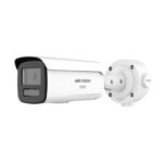 Eine weiße Überwachungskamera von Hikvision in zylindrischer Form mit schwarzem Frontpanel.