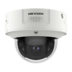 Weiße Überwachungskamera der Marke Hikvision mit Kuppelgehäuse und sichtbarem Objektiv.
