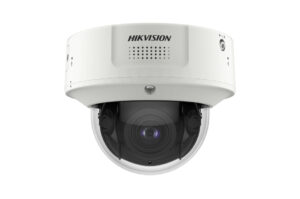 Weiße Hikvision-Dome-Überwachungskamera mit sichtbarem Objektiv und Lautsprecheröffnungen