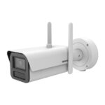 Weiße Überwachungskamera mit zwei Antennen und Wandhalterung.