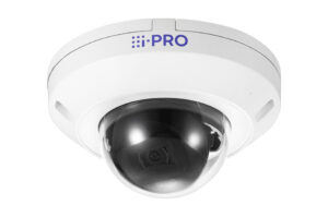 Überwachungskamera mit weißem Gehäuse und dunkler Kuppel, mit dem Logo "i-PRO" oben sichtbar.