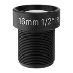 Schwarzes Kameraobjektiv mit der Aufschrift "16mm 1/2'' IR" auf hellem Hintergrund.