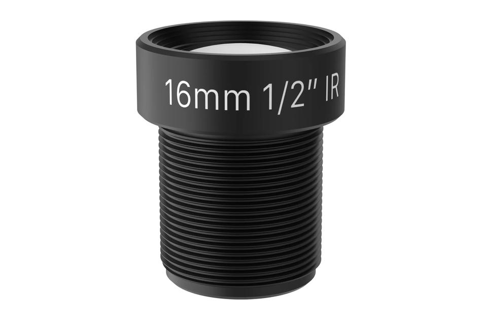 Schwarzes Kameraobjektiv mit der Aufschrift "16mm 1/2'' IR" auf hellem Hintergrund.