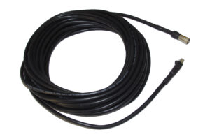 Ein langes, schwarzes Koaxialkabel mit einem Stecker an jedem Ende liegt aufgerollt.