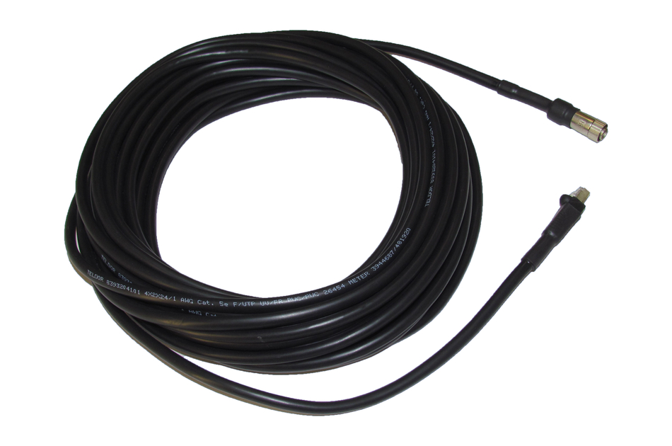 Ein langes, schwarzes Koaxialkabel mit einem Stecker an jedem Ende liegt aufgerollt.