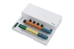 AXIS-Steuergerät mit farbcodierten Anschlussklemmen und mehreren Relais- und I/O-Anschlüssen