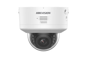 Weiße Hikvision-Dome-Überwachungskamera mit sichtbarem Objektiv und Korrosionsschutz-Kennzeichnung