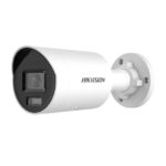 Weiße Hikvision-Überwachungskamera mit Objektiv und Wandhalterung