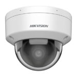 Weiße Hikvision-Dome-Überwachungskamera mit sichtbarem Objektiv unter einer transparenten Kuppel
