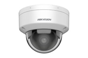 Weiße Hikvision-Dome-Überwachungskamera mit sichtbarem Objektiv unter einer transparenten Kuppel