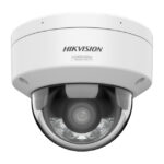 Weiße Hikvision-Dome-Überwachungskamera mit sichtbarem Objektiv und Aufschrift „Corrosion Resistant+“