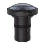 Schwarzes Kameraobjektiv mit der Aufschrift „3.7mm F2.0 IR M14“