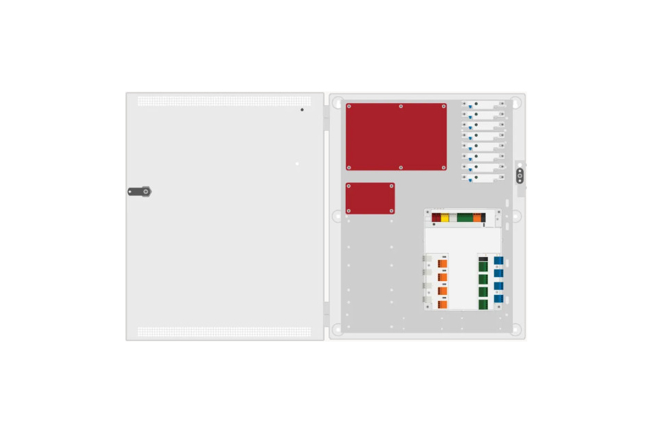 Geöffneter Schaltschrank mit sichtbaren Sicherungen, Anschlussklemmen und roten Abdeckplatten