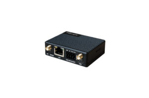 Schwarzes, geripptes Netzwerkgerät mit LAN-, USB-, Antennen- und seriellen Anschlüssen