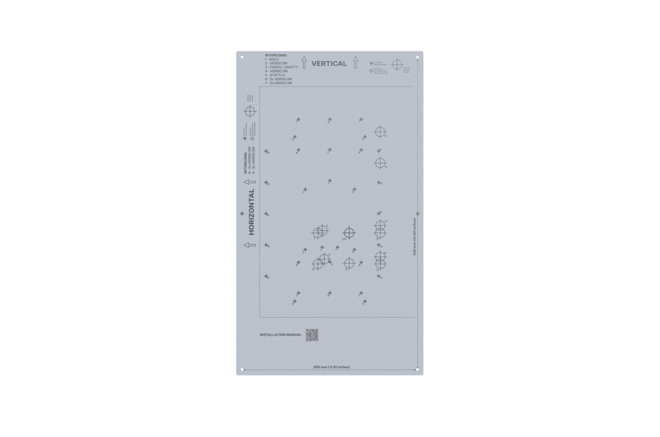 Montageschablone mit markierten Bohrpunkten, Ausrichtungspfeilen, Installationshinweisen und QR-Code