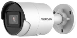 Eine weiße Überwachungskamera der Marke Hikvision mit zylindrischem Gehäuse und schwarzem Frontbereich, montiert an einer runden Wandhalterung.