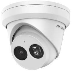 Weiße Überwachungskamera der Marke Hikvision mit zwei Objektiven, montiert in einer gewölbten Halterung.