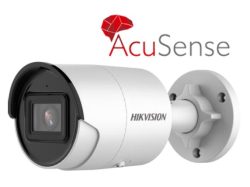Weiße Hikvision AcuSense Überwachungskamera in Wandmontageposition, daneben das AcuSense-Logo.
