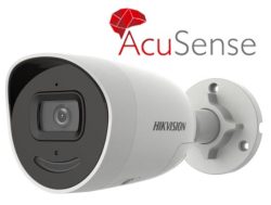 Eine Überwachungskamera von Hikvision mit der Aufschrift 'AcuSense' daneben.