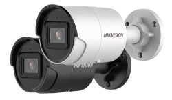 Zwei Überwachungskameras von Hikvision, eine in Schwarz und die andere in Weiß, montiert auf einer Wandhalterung, mit deutlich sichtbaren Linsen.