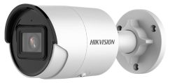 Weiße Überwachungskamera von Hikvision mit einem zylindrischen Gehäuse, montiert an einer Wandhalterung.