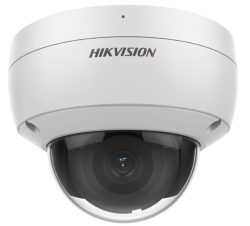 Eine weiße, kugelförmige Überwachungskamera von Hikvision mit sichtbarem Objektiv hinter einer klaren Kuppel.