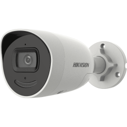 Eine Überwachungskamera von Hikvision in einem weißen, zylindrischen Gehäuse mit schwarzer Front und klarem Kameraobjektiv.