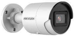 Weiße Überwachungskamera von Hikvision mit einem zylindrischen Gehäuse und rechteckigem Objektiv, an einer Wandhalterung montiert.
