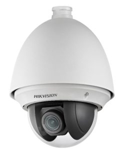 Eine weiße Überwachungskamera mit Kuppel, auf der "Hikvision" steht, zeigt das Kameraobjektiv innerhalb der transparenten Abdeckung.