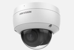 Weiße Überwachungskamera von Hikvision mit Glasdome, an der Decke montiert.