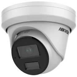Weiße Überwachungskamera von Hikvision in Kugelbauweise mit einem schwarzen Objektiv und mehreren Sensoren.