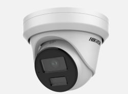 Eine weiße Dome-Überwachungskamera mit der Aufschrift "Hikvision" an der Seite, montiert an einer Decke oder Wand, mit sichtbarem Objektiv und Infrarot-LEDs.